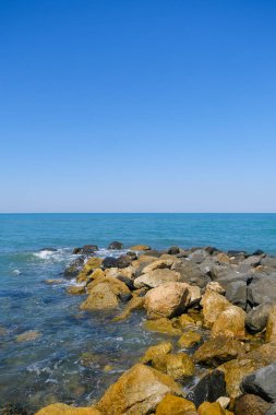 Deniz dalgaları ve mavi gökyüzü Ostia Roma 'sı olan kayalar. Yüksek kalite fotoğraf