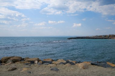 Deniz dalgaları ve mavi gökyüzü Ostia Roma 'sı olan kayalar. Yüksek kalite fotoğraf