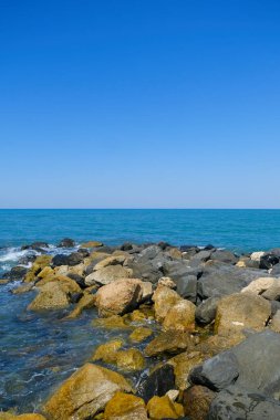 Deniz dalgaları ve mavi gökyüzü Ostia Roma 'sı olan kayalar. Yüksek kalite fotoğraf