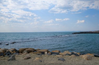 Deniz dalgaları ve mavi gökyüzü Ostia Roma 'sı olan kayalar. Yüksek kalite fotoğraf