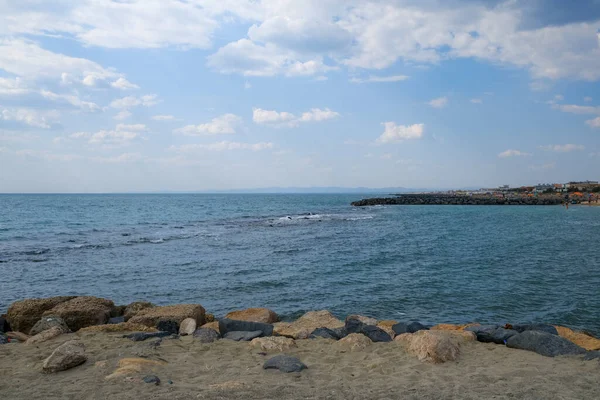 Deniz dalgaları ve mavi gökyüzü Ostia Roma 'sı olan kayalar. Yüksek kalite fotoğraf