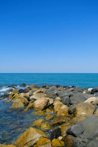 Deniz dalgaları ve mavi gökyüzü Ostia Roma 'sı olan kayalar. Yüksek kalite fotoğraf