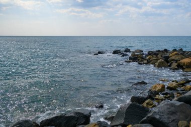 Deniz dalgaları ve mavi gökyüzü Ostia Roma 'sı olan kayalar. Yüksek kalite fotoğraf