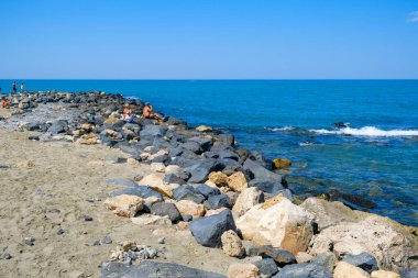 Deniz dalgaları ve mavi gökyüzü Ostia Roma 'sı olan kayalar. Yüksek kalite fotoğraf