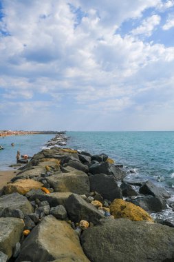 Deniz dalgaları ve mavi gökyüzü Ostia Roma 'sı olan kayalar. Yüksek kalite fotoğraf