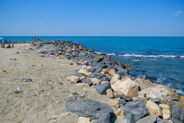 Deniz Dalgaları Mavi Gökyüzü Ostia Roma Olan Kayalar Yüksek Kalite — Stok fotoğraf
