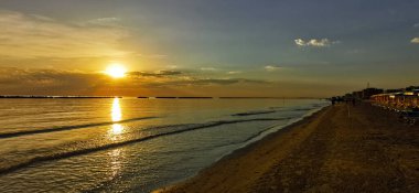 Güneşin doğuşu, Cesenatio Riccione Rimini plajını yansıtıyor. Yüksek kalite 