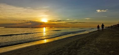 Güneşin doğuşu, Cesenatio Riccione Rimini plajını yansıtıyor. Yüksek kalite 