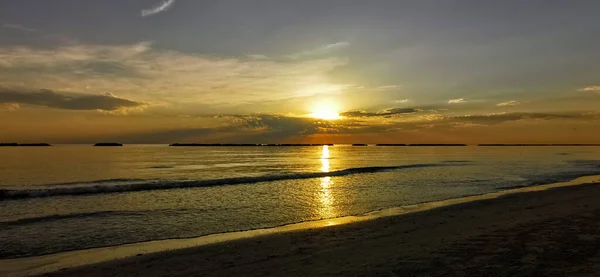 Bellissima Alba Con Riflesso Del Sole Sulla Spiaggia Cesenatio Riccione — Foto Stock