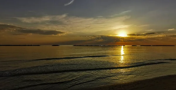 Güneşin Doğuşu Cesenatio Riccione Rimini Plajını Yansıtıyor Yüksek Kalite — Stok fotoğraf