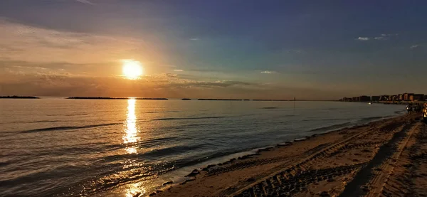 美丽的日出 阳光反射在沙滩上 高质量的 — 图库照片