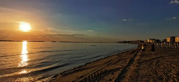 아름다운 일출과 시오네의 해변에 태양이 반사되는 아름다운 고품질 — 스톡 사진
