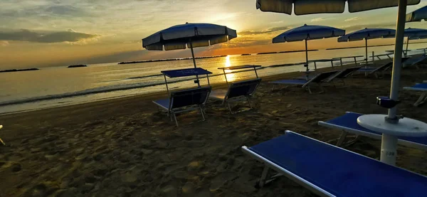 Gyönyörű Napkelte Napsütéssel Tükröződés Cesenatio Riccione Rimini Strand Nyitott Esernyők — Stock Fotó