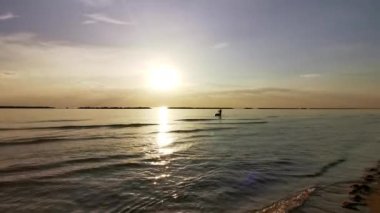 Güneşin doğuşu, Cesenatio Riccione Rimini plajını yansıtıyor. Yüksek kalite
