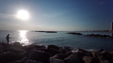 Güneşin doğuşu, Cesenatio Riccione Rimini plajını yansıtıyor. Yüksek kalite
