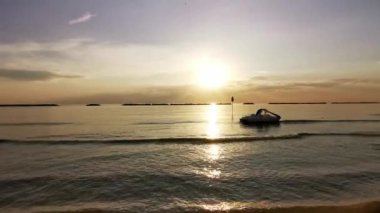 Güneşin doğuşu, Cesenatio Riccione Rimini plajını yansıtıyor. Yüksek kalite