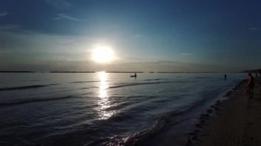 Güneşin doğuşu, Cesenatio Riccione Rimini plajını yansıtıyor. Yüksek kalite