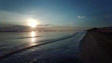Güneşin doğuşu, Cesenatio Riccione Rimini plajını yansıtıyor. Yüksek kalite
