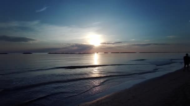 아름다운 일출과 시오네의 해변에 태양이 반사되는 아름다운 고품질 — 비디오