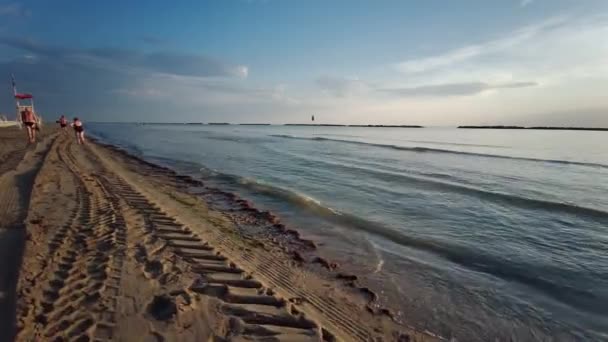 Spuren Von Traktorreifen Strand Von Cattolica Nach Der Reinigung Morgengrauen — Stockvideo