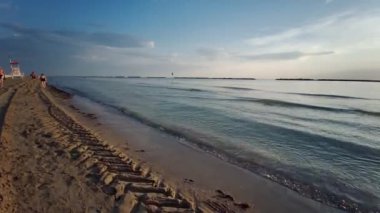 Şafakta algler için temizledikten sonra Cattolica plajında traktör lastiği izleri var. Yüksek kalite 4k görüntü