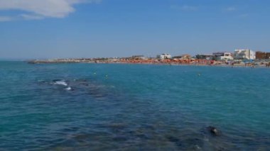 Güneşin doğuşu, Cesenatio Riccione Rimini plajını yansıtıyor. Yüksek kalite