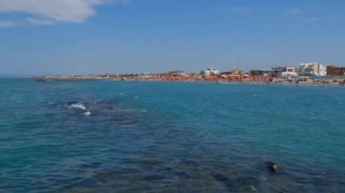 Güneşin doğuşu, Cesenatio Riccione Rimini plajını yansıtıyor. Yüksek kalite