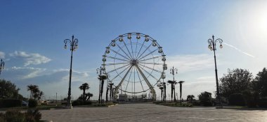 Romagna Riviera 'da dönme dolabı olan Cesenatico ana meydanı. Yüksek kalite fotoğraf