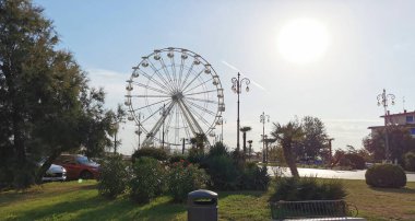 Romagna Riviera 'da dönme dolabı olan Cesenatico ana meydanı. Yüksek kalite fotoğraf
