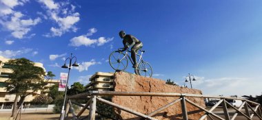 Güneşli bir günde bisikletçi Marco Pantani 'nin heykeli. Yüksek kalite fotoğraf