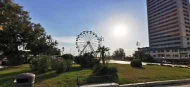 Romagna Riviera 'da dönme dolabı olan Cesenatico ana meydanı. Yüksek kalite fotoğraf