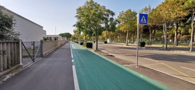 Cesenatico döngü yolu yaya yolu ile çevrili. Yüksek kalite fotoğraf