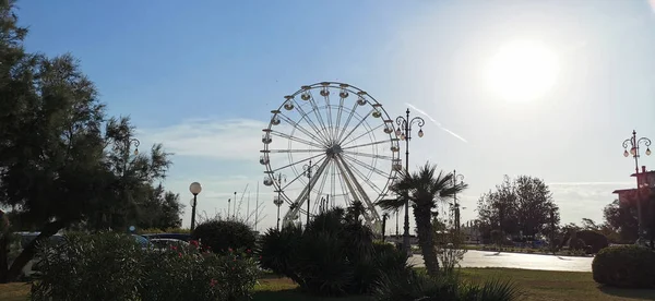 Romagna Riviera 'da dönme dolabı olan Cesenatico ana meydanı. Yüksek kalite fotoğraf