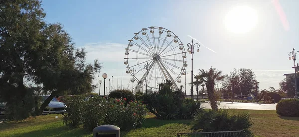 Romagna Riviera 'da dönme dolabı olan Cesenatico ana meydanı. Yüksek kalite fotoğraf