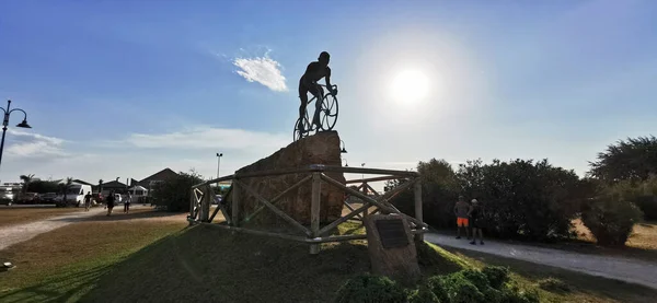 Cesenatico Главная Квадратная Статуя Велосипедиста Марко Пантани Солнечный День Высокое — стоковое фото