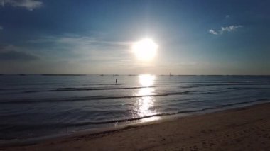 Güneşin doğuşu, Cesenatio Riccione Rimini plajını yansıtıyor. Yüksek kalite