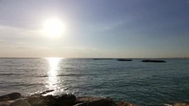 Güneşin doğuşu, Cesenatio Riccione Rimini plajını yansıtıyor. Yüksek kalite
