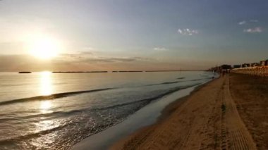 Cesenatico plajın panoramik manzarası ve güneş doğarken sahili. Yüksek kalite 4k görüntü
