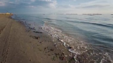 Cesenatico plajın panoramik manzarası ve güneş doğarken sahili. Yüksek kalite 4k görüntü