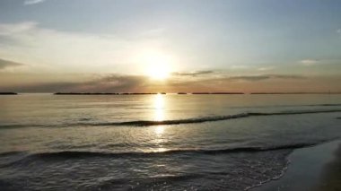 Güneşin doğuşu, Cesenatio Riccione Rimini plajını yansıtıyor. Yüksek kalite