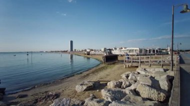 Buldozer, Cesenatico sahilinde şafak vakti algleri temizlemek için çalışır. Yüksek kalite 4k görüntü