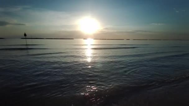 Schöner Sonnenaufgang Mit Sonnenreflexion Strand Cesenatio Riccione Rimini Hohe Qualität — Stockvideo