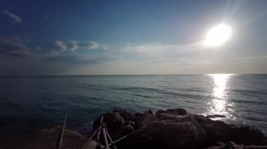 Gün doğumunda iskeleden deniz, sahil ve kayalarla görüldü. Yüksek kalite 4k görüntü