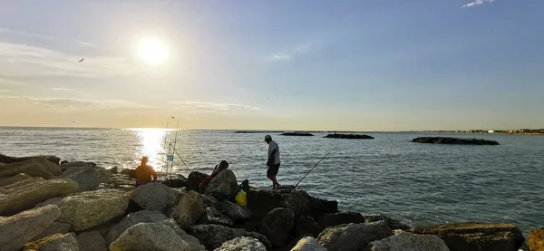 Pescadores Cesenato Desde Muelle Con Mar Playa Rocas Foto Alta — Foto de Stock