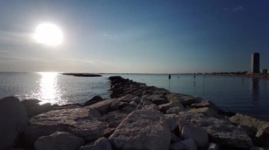 Güneşin doğuşu, Cesenatio Riccione Rimini plajını yansıtıyor. Yüksek kalite