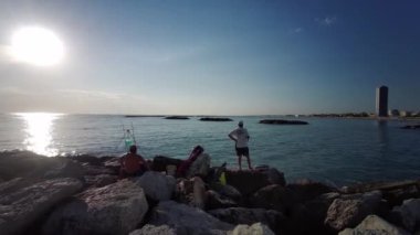 Gün doğumunda iskeleden deniz, sahil ve kayalarla görüldü. Yüksek kalite 4k görüntü