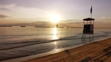 Güneşin doğuşu, Cesenatio Riccione Rimini plajını yansıtıyor. Yüksek kalite