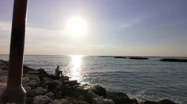 Güneşin doğuşu, Cesenatio Riccione Rimini plajını yansıtıyor. Yüksek kalite