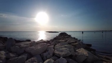 Güneşin doğuşu, Cesenatio Riccione Rimini plajını yansıtıyor. Yüksek kalite
