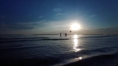 Güneşin doğuşu, Cesenatio Riccione Rimini plajını yansıtıyor. Yüksek kalite